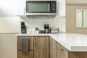 Køleskab, mikrobølgeovn, kogeplade, kaffe-/temaskine