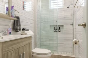 Shower, hair dryer, towels, soap - Knockout Stay! PR's 🥊 Legends 1-Bd, 4 mins from Beach with Backup Generator! (Aguadilla)