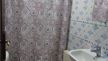 Serviettes fournies, papier toilette