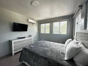 3 habitaciones, tabla de planchar con plancha y cuna de viaje 