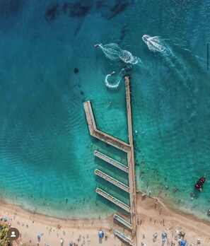 Chaises longues, serviettes de plage