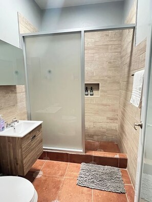 Doccia, asciugacapelli, asciugamani, sapone