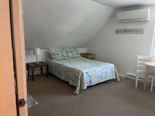 Charming Top-Floor Queen Room with Sloped Ceilings, Walk to the Beach