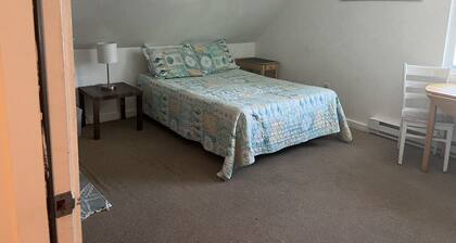 Charming Top-Floor Queen Room with Sloped Ceilings, Walk to the Beach