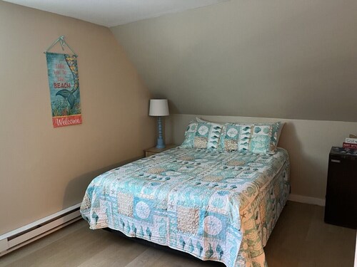 Bright Character Studio Near the Beach  with Outdoor Seating & Parking