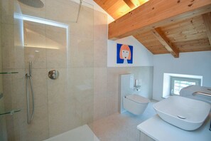 Douche, sèche-cheveux, serviettes fournies, savon