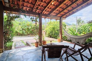 Terrace/patio - Beautiful house in gated community with swimming pool in the middle of the Atlantic forest (Horto (Morro das Moças) Ubatuba)