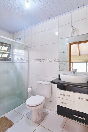 Regadera y papel de baño