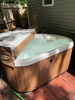 Outdoor spa tub - Marvin Gardens Motel Old Orchard Beach - Deluxe Cottage with Private Hot Tub (Old Orchard Beach)