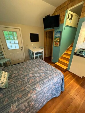 1 bedroom, in-room safe, WiFi, bed sheets - Marvin Gardens Motel Old Orchard Beach - Superior Chalet with Private Hot Tub (Old Orchard Beach)