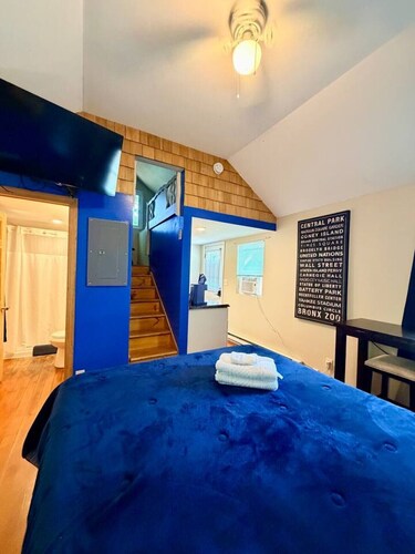 Walk to the Waves, Soak Under the Stars: Private Cottage with Hot Tub