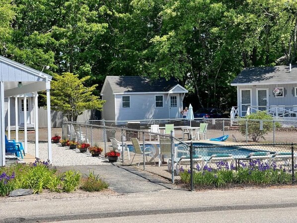 Outdoor pool - Marvin Gardens Motel Old Orchard Beach - Superior Chalet with Private Hot Tub (Old Orchard Beach)