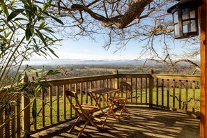 Outdoor dining - Bourdasse Farmhouse with a View of the Pyrenees, Pool, Sauna, and Nordic Bath (SAUCEDE)