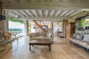 Living area - Bourdasse farmhouse with Pyrenees views, swimming pool, sauna and Nordic bath (SAUCEDE)