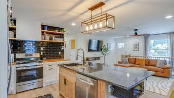 Refrigerador, microondas, horno y parrilla de estufa