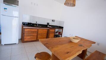 Een koelkast, een microgolfoven, een kookplaat