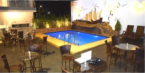 Una piscina al aire libre