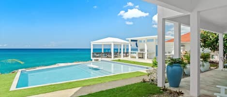 Una piscina techada, una piscina climatizada