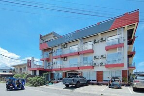 Exterior - RedDoorz @ LQJ Hotel Old Buswang Kalibo (Kalibo)