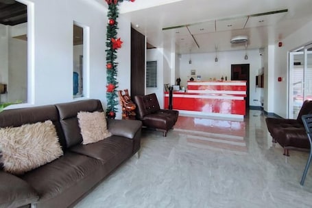 Lobby. RedDoorz @ LQJ Hotel Old Buswang Kalibo