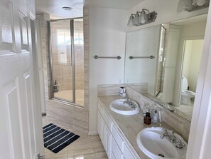 Douche, séchoir à cheveux, serviettes fournies, savon