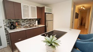 Geladeira, micro-ondas, cooktop, cafeteira/chaleira