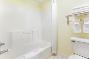 Hair dryer, towels, soap, shampoo - Western Inn & Suites (Osage)