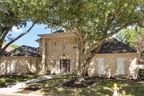 Exterior - Charming 4-bedroom 3.5 bath house with pool, fitness room in Sugar Land, (Sugar Land)