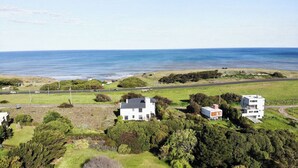 Zona residencial a la costa, amb cases i carretera.