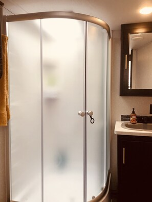 Douche, sèche-cheveux, serviettes fournies, savon
