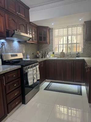 Private kitchen - 3-Bedroom Apartment in Mirador Norte/Bella Vista - Wifi, Wash/Dryer, Master Bdrm (Santo Domingo)