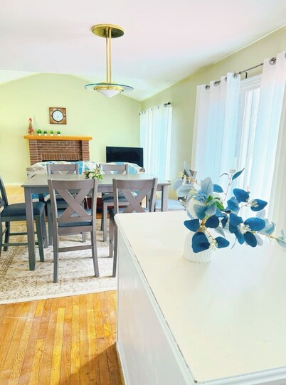 Spacious 5-bedroom house with pool table near UofM