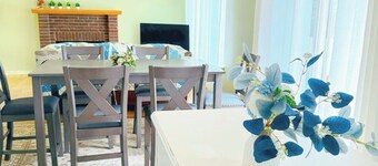 Spacious 5-bedroom house with pool table near UofM