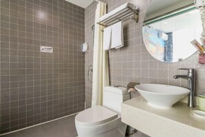 Kylpyhuone, jossa on wc, pesuallas ja suihku.
