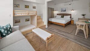 Studiosuite – deluxe, byutsikt | Allergitestet sengetøy, memory foam-senger og skrivebord
