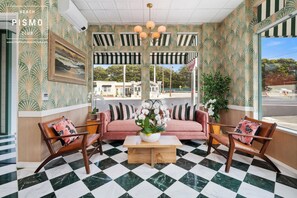 Coin salon dans le hall