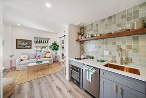 Refrigerador, microondas, horno, placa de cocina