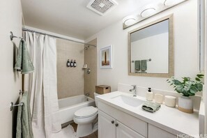 ヘアドライヤー、タオル、石鹸、トイレットペーパー