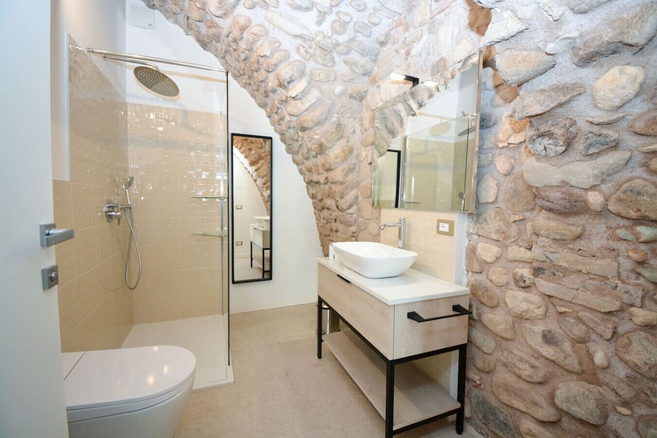 Douche, séchoir à cheveux, serviettes fournies, savon
