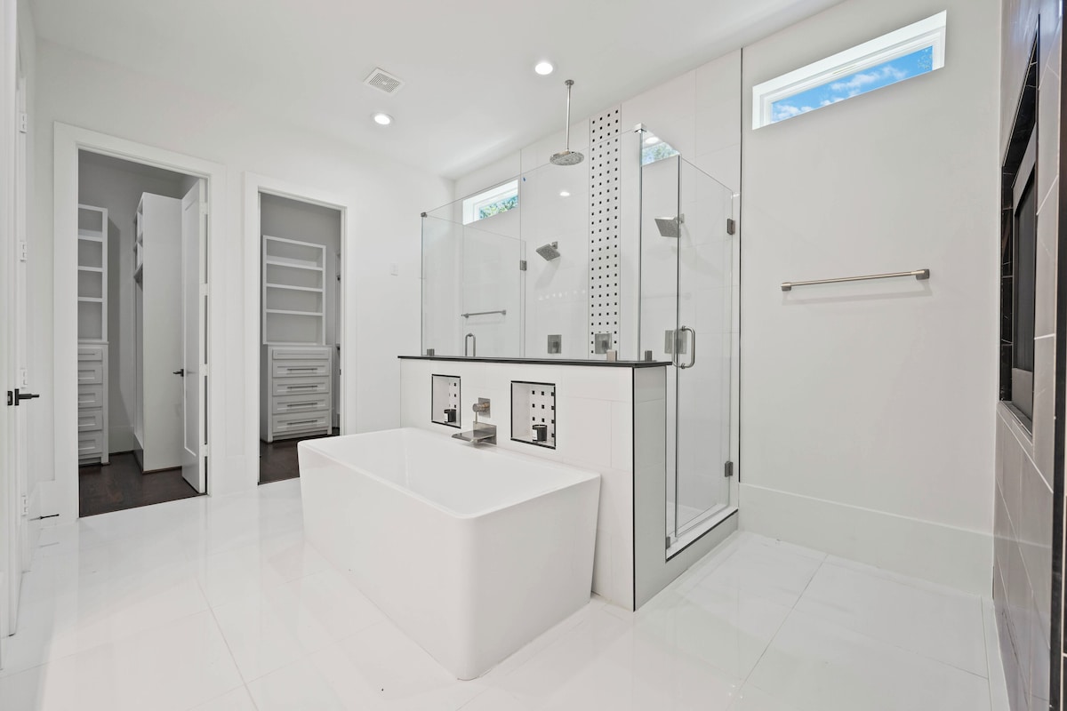Photo 7 of Spacious 5-bedroom house In Houston, TX