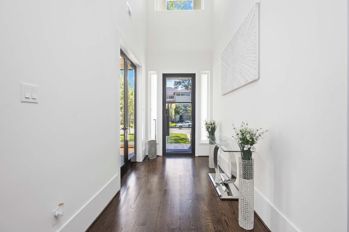 Photo 3 of Spacious 5-bedroom house In Houston, TX
