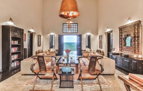 Villa Mayurana - Deluxe Suite with partial lake view

