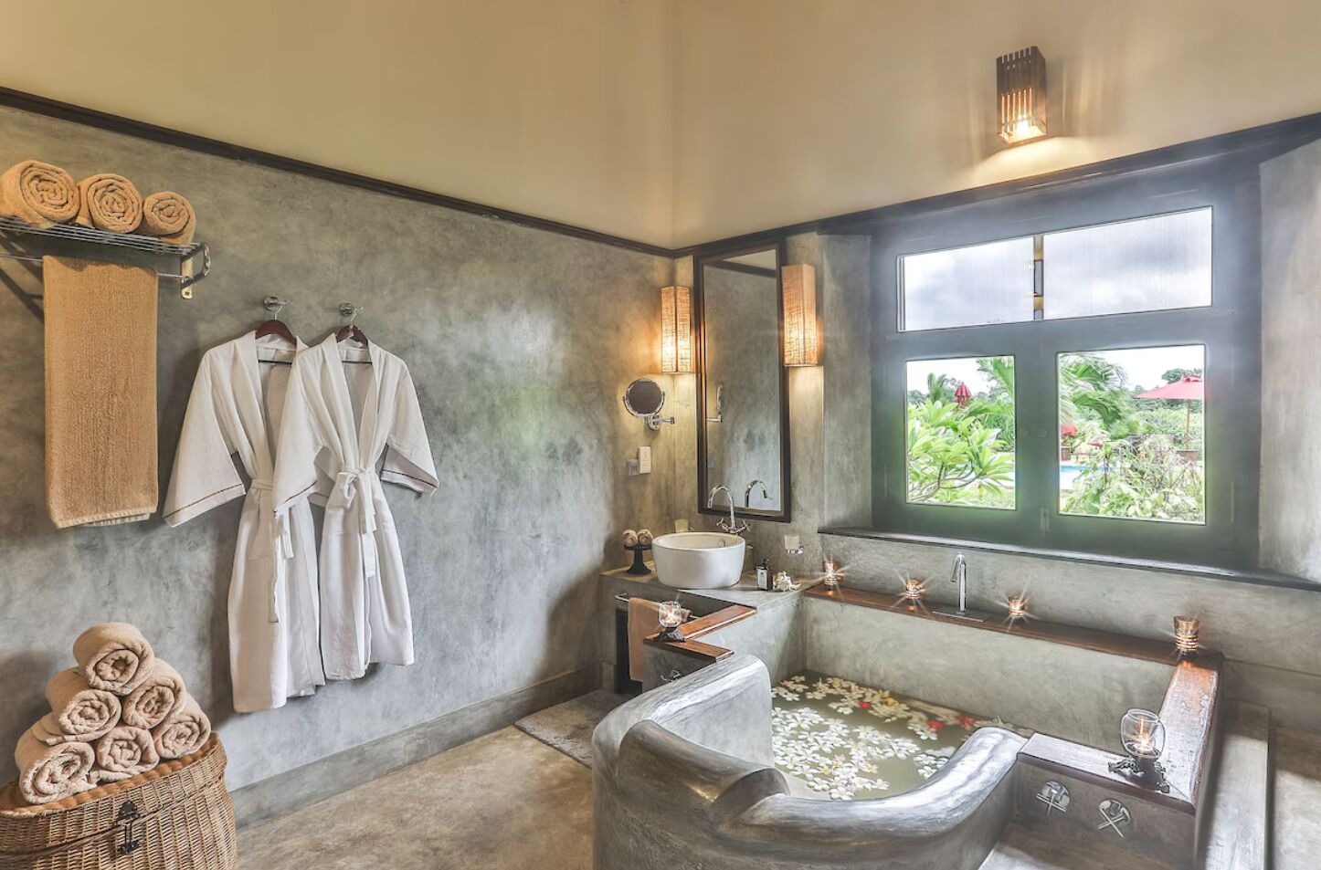 Douche, sèche-cheveux, serviettes fournies, savon