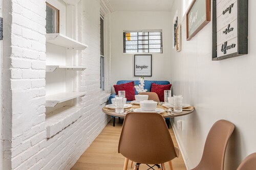 Cozy 2BR/1BA just 2 miles away from Capitol Hill! l Bright and Clean!