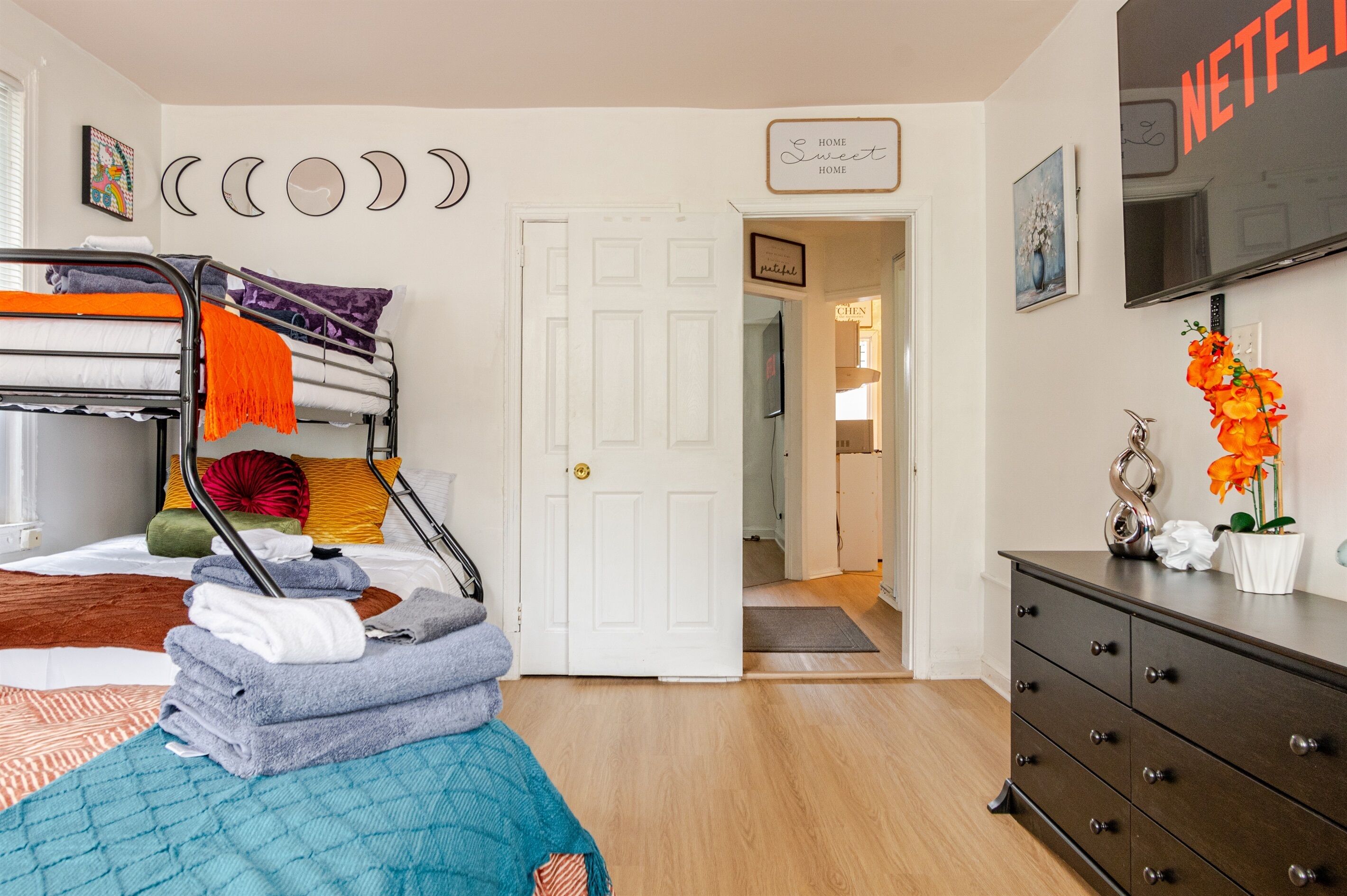 2 slaapkamers, een bureau, een strijkplank/strijkijzer, gratis wifi