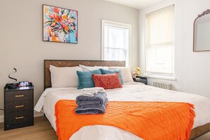 2 soverom, skrivebord, strykejern/-brett og wi-fi (inkludert)