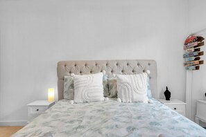 2 bedrooms, desk, iron/ironing board, WiFi - Modern and Cosy 2 bedroom Flat in Notting Hill (London)