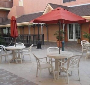 屋外ダイニングエリア