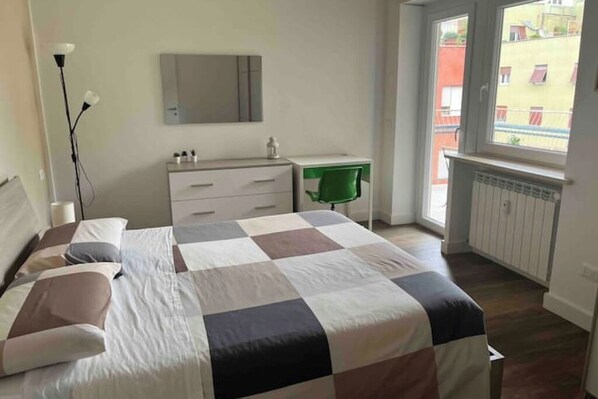 3 bedrooms, desk, iron/ironing board, free WiFi