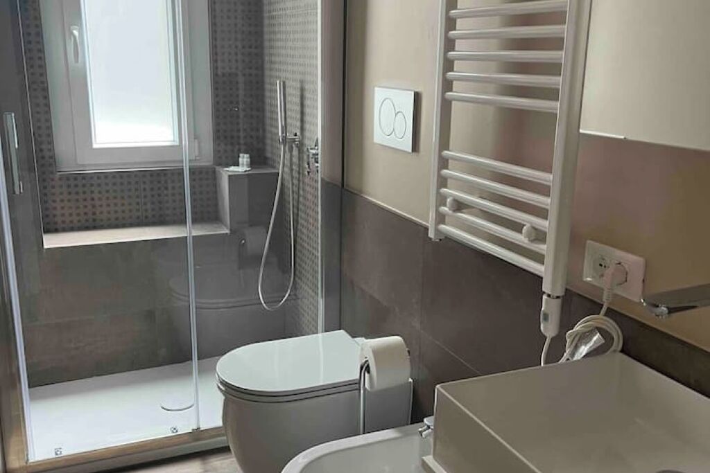 Dusche, Haartrockner, Bidet, Handtücher